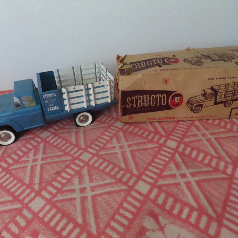 1960's Structo Farms Cattle Stake Truck Blue Color w/ box
